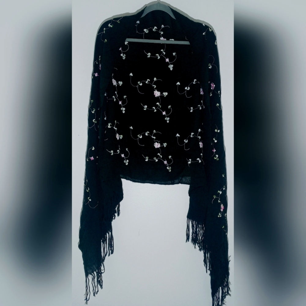 LIGHTWEIGHT WOMEN'S BLACK SCARF WITH PINK FLORAL VINES